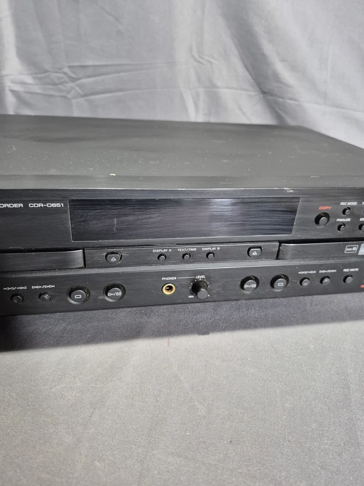 COMBO REPRODUCTOR Y GRABADORA DE CD YAMAHA CDR-D651 DOBLE CUBIERTA sin probar. Se enciende como está. Foto 3 de 4