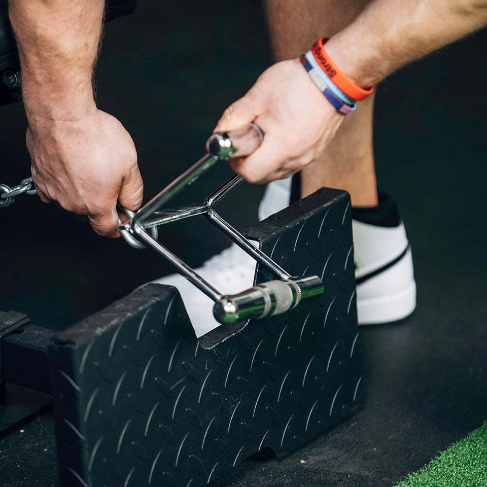 Accesorio para máquina de cable con mango en D Titan Fitness, agarre antideslizante cromado Foto 4 de 4