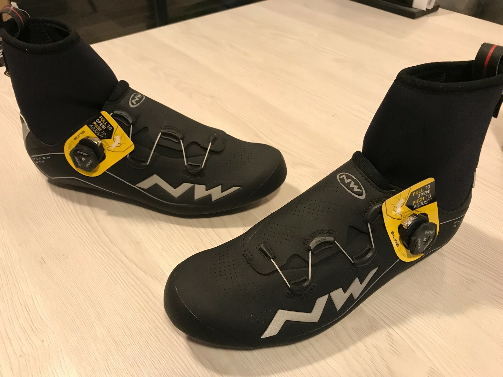 Chaussures vélo route hiver pour rouler au chaud sous la pluie en taille 42