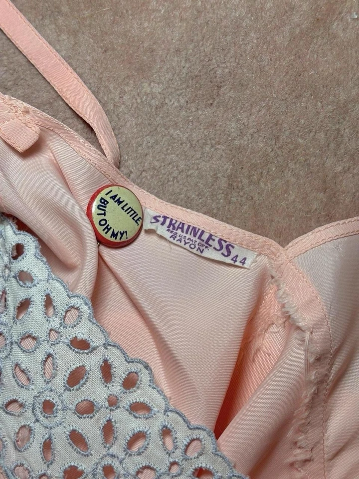 Vestido sin mangas de corte sesgado de rayón melocotón “sin tirantes” de los años 50 con ribete de encaje, talla L-XL Foto 3 de 4