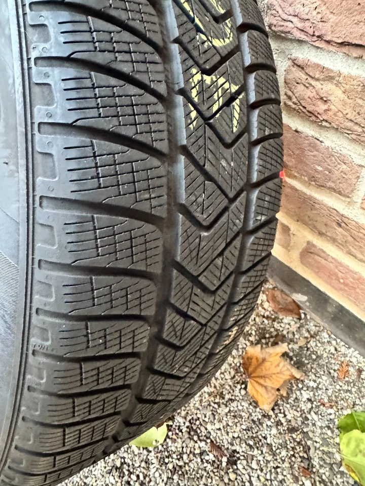 Original Jaguar I-Pace 20 Zoll Winterkompletträder schwarz – Pirelli Scorpion - Bild 3 von 4