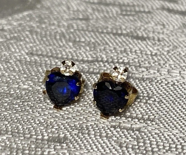 Brincos vintage de ouro amarelo 10K com coração redondo de vidro espinélio azul 0,5 g   - Imagem 2 de 4