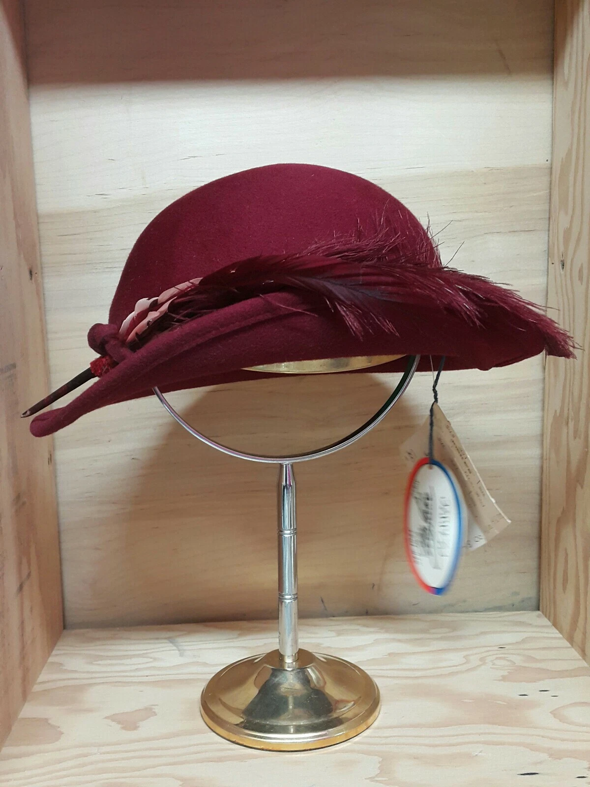 Chapeau Bollman Co Excello robe église derby Dior laine rouge avec accents plumes