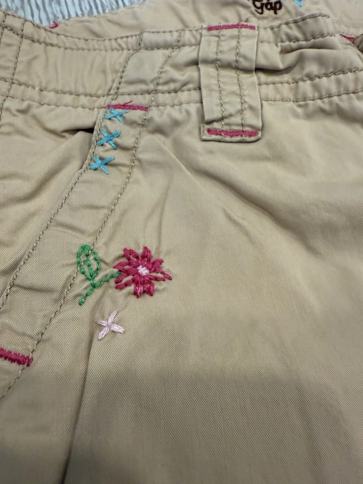 RARO DE COLECCIÓN Niñas Bebé Gap Y2K Floral Bordado Caqui Pantalones Talla 4T Usado en Excelente Condición Foto 2 de 4