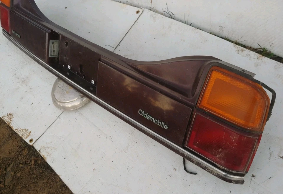 Oldsmobile Delta 88 1986-1990 luz trasera cabezal acabado panel cenefa OEM Foto 3 de 4