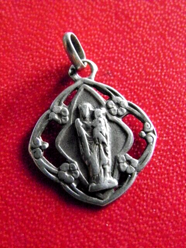 MEDAILLE RELIGIEUSE ANCIENNE. NOTRE DAME DE FOURVIERE. LYON. METAL