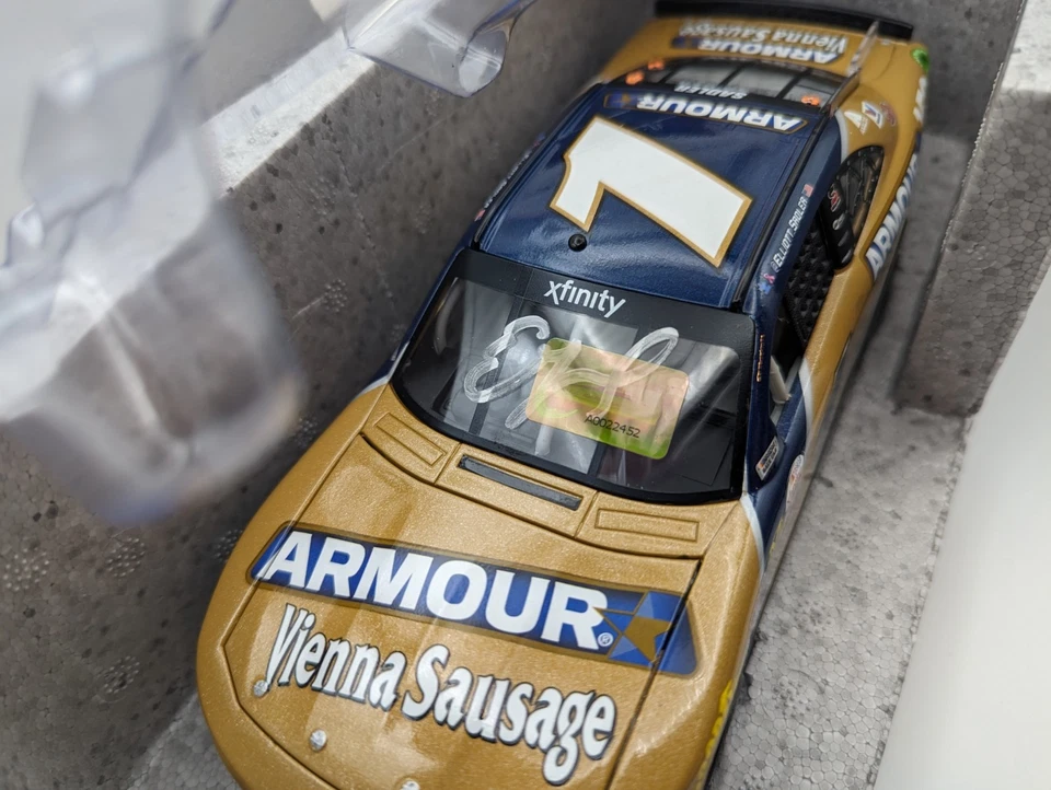 Elliot Sadler Armour #1 2017 escala 1/24 diecast autografiado con certificado de autenticidad Foto 4 de 4