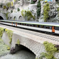 2 voitures Corail, Vtu, B10tu et B11tu, livrée Corail, logo Encadré, SNCF, Ep. I