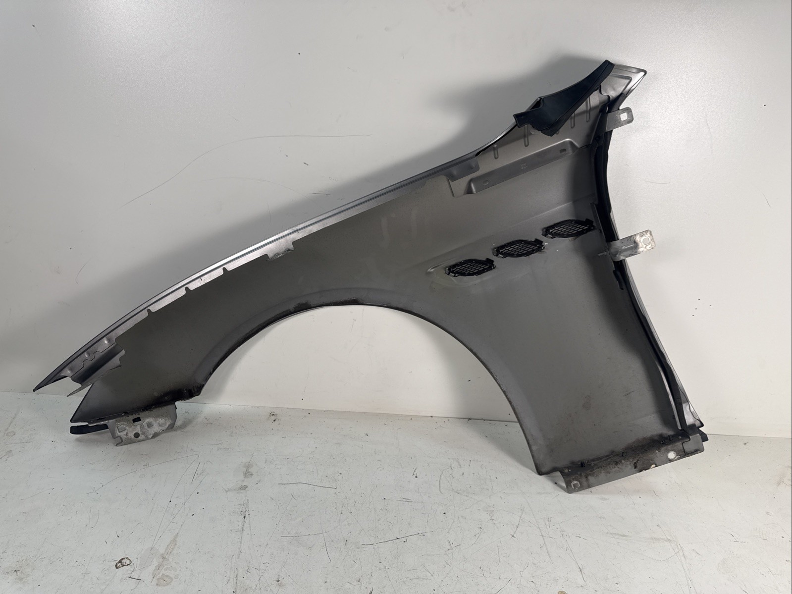 Maserati Quattroporte S Q4 2014-2024 Front Right Fender Silver P/N 103406