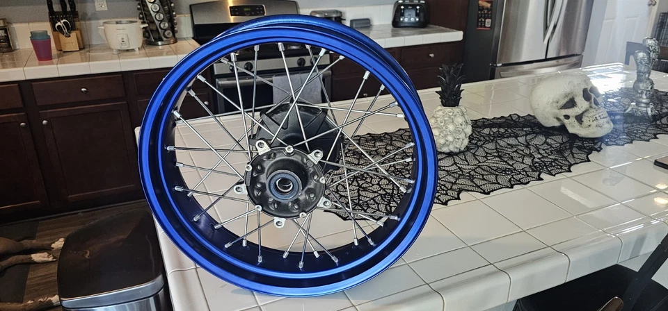 Llanta/rueda trasera Yamaha Tenere 700 18 x 4,00 azul OEM 2019-2023 2020 2021 2022 Foto 3 de 4