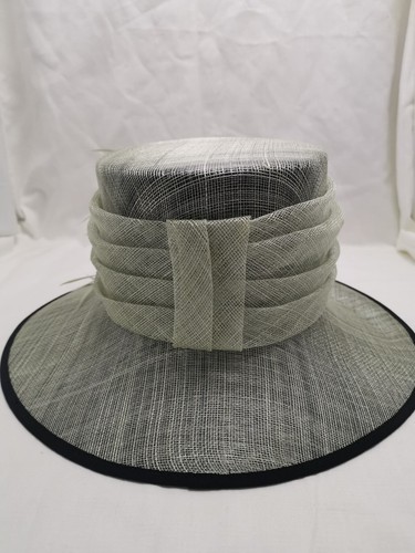 Ladies Gray, White & Black Formal Cappelli CondiciMothMother of the Bride Hat✨✨ - Picture 4 of 14