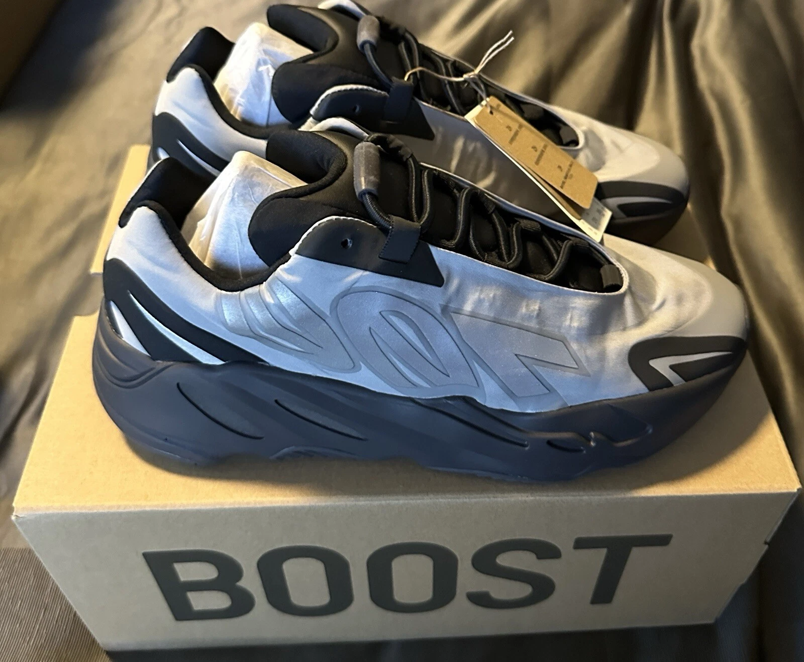 Adidas Yeezy Boost 700 MNVN metallizzate taglia 9