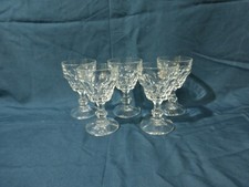 5 anciens verres à vin sur pied