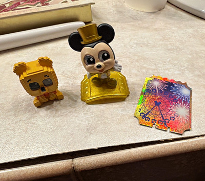 Disney Doorables - Gold ''ticket to fun'' Mickey Mouse and 8 bit Winnie the Pooh