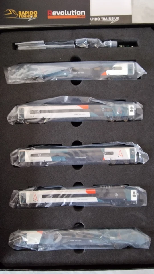 Revolution Trains Pendolino Avanti West Coast - 11 Car DCC FITTED & Light Bars - Image 2 of 3