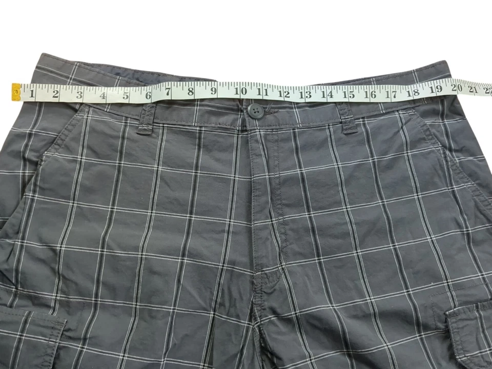 Pantalones cortos cargo Faded Glory para hombre talla 40 a cuadros, grises, negros, blancos  Foto 3 de 4