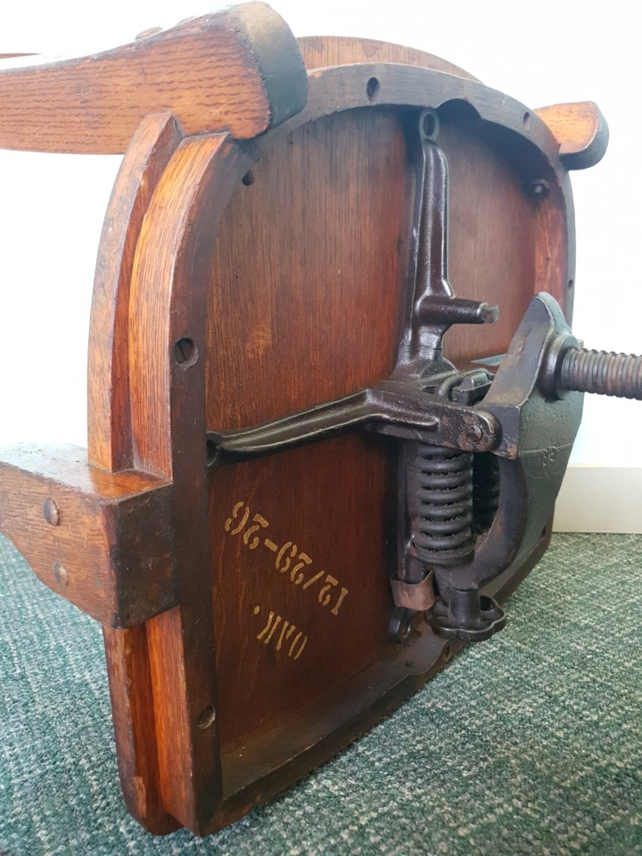 Silla de escritorio de banquero giratoria de roble tigre Milwaukee 1926 4" altura ajustable/inclinación con brazos  Foto 2 de 4