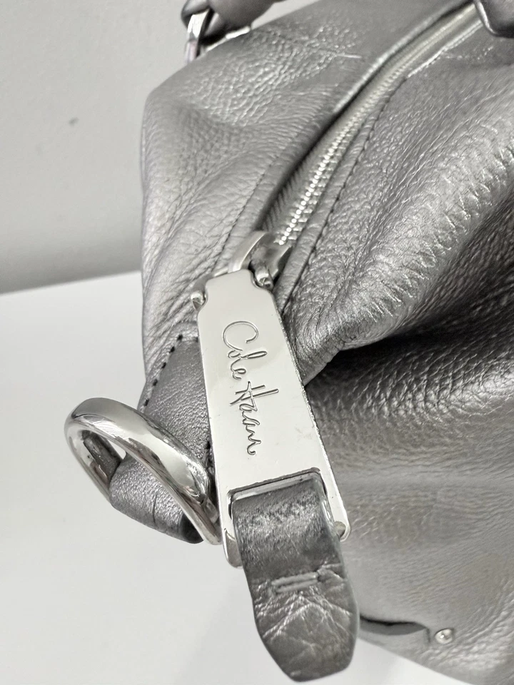 Bolso de mano Cole Haan de cuero metálico gris plateado Foto 4 de 4