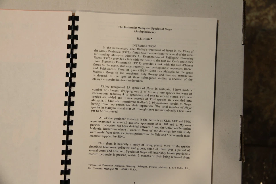 The Peninsular Malaysian Species of Hoya (Asclepiadaceae) by R.E. Rintz - Image 2 of 4