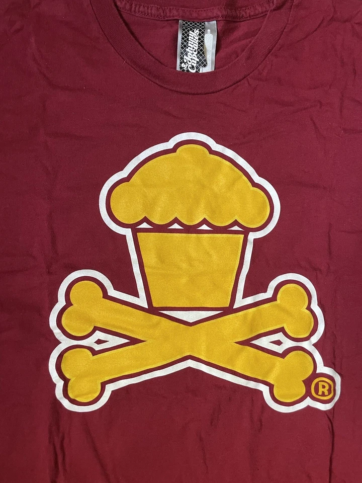 Camiseta Johnny Cupcakes Manga Corta Granate/Amarillo Huesos Cruzados Logo Foto 3 de 4