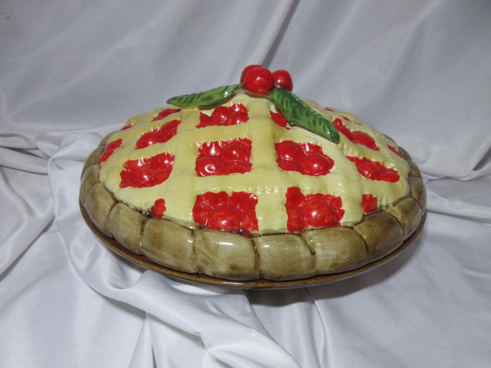 Over and Back Majolica Style Portugal Cherry Covered Pie Dish Lidded 11.25"