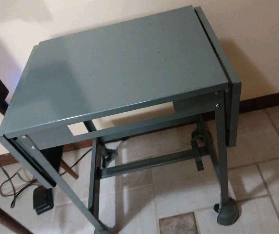 Mesa de máquina de escribir vintage soporte industrial metal dos hojas caídas - mesa de costura Foto 2 de 4