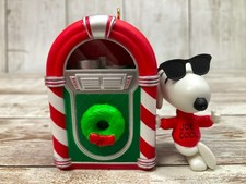 2012 Snoopy Musical Jukebox Joe Cool Ornament...