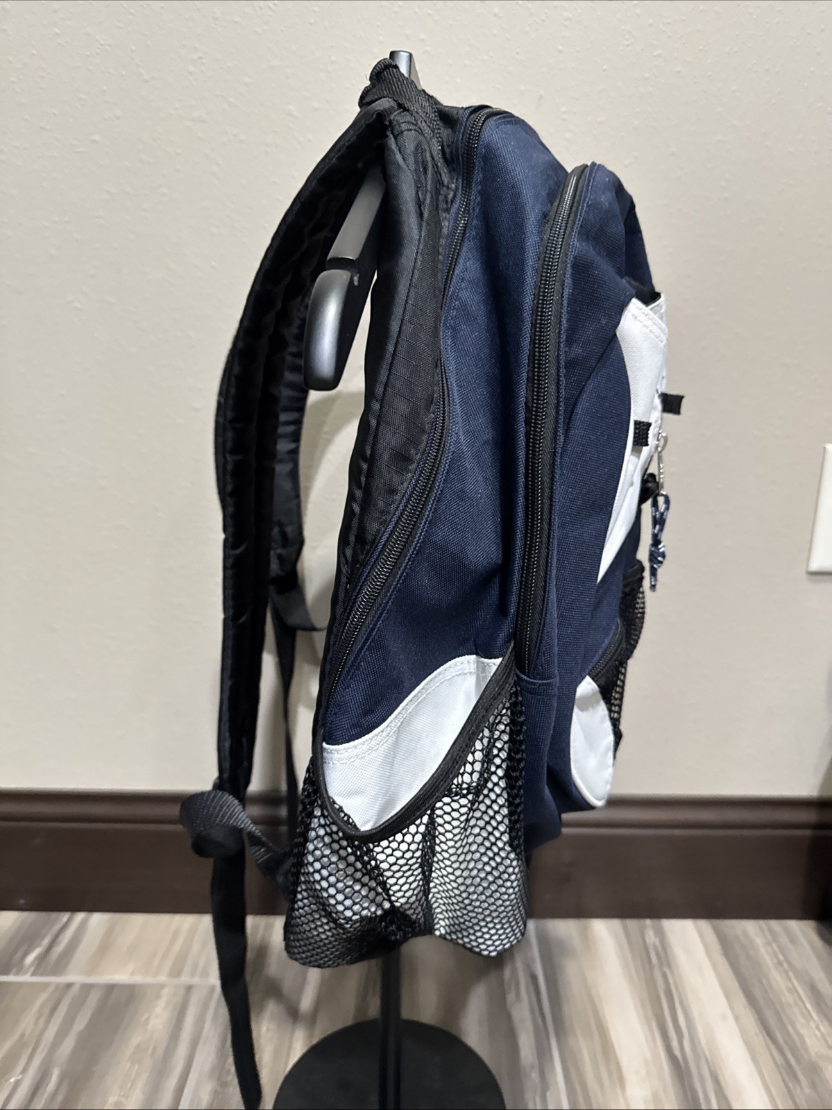 EASTSPORT BACKPACK NAVY WHITE BACKPACK CLEAN! - image 4