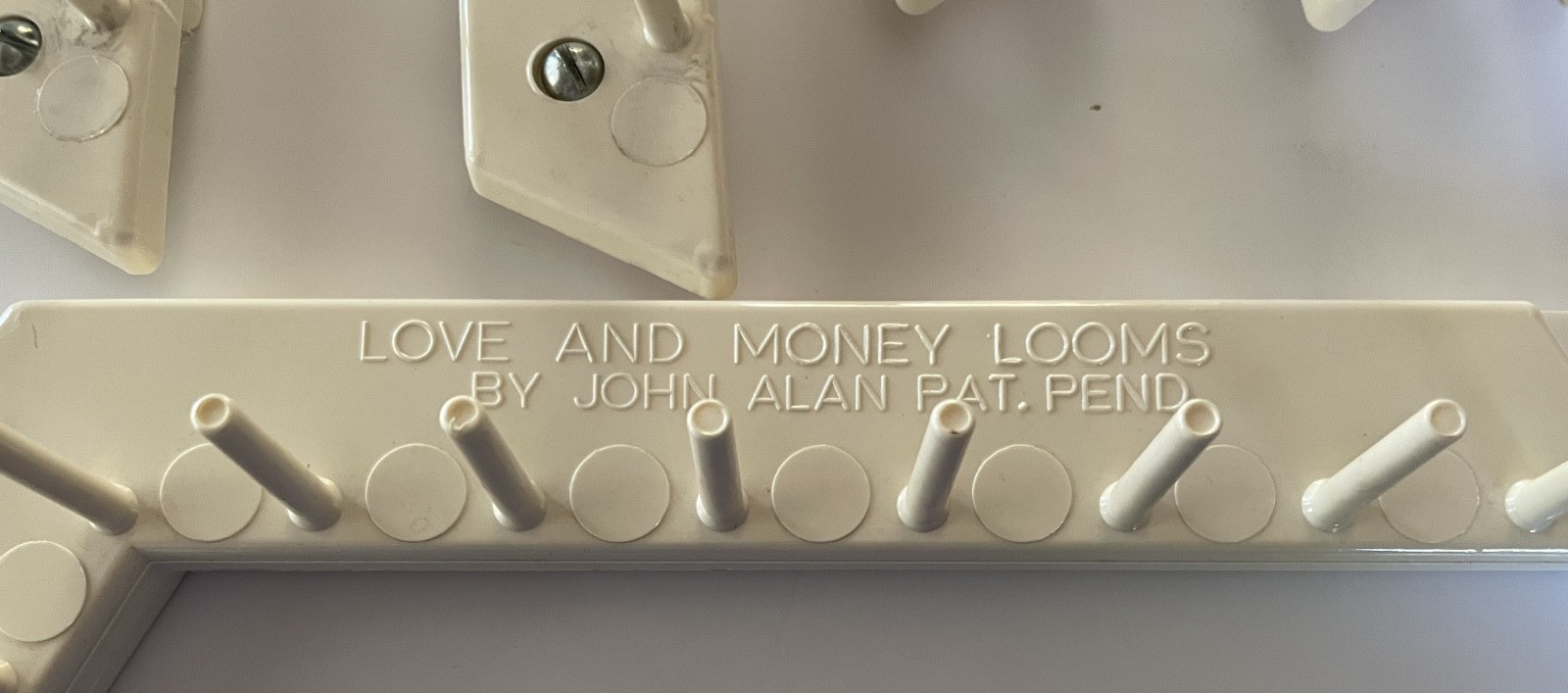 LOVE & MONEY  WEAVING LOOM - JOHN ALAN - 32 PIECES + 2 SHUTTLES & INSTRUCTIONS