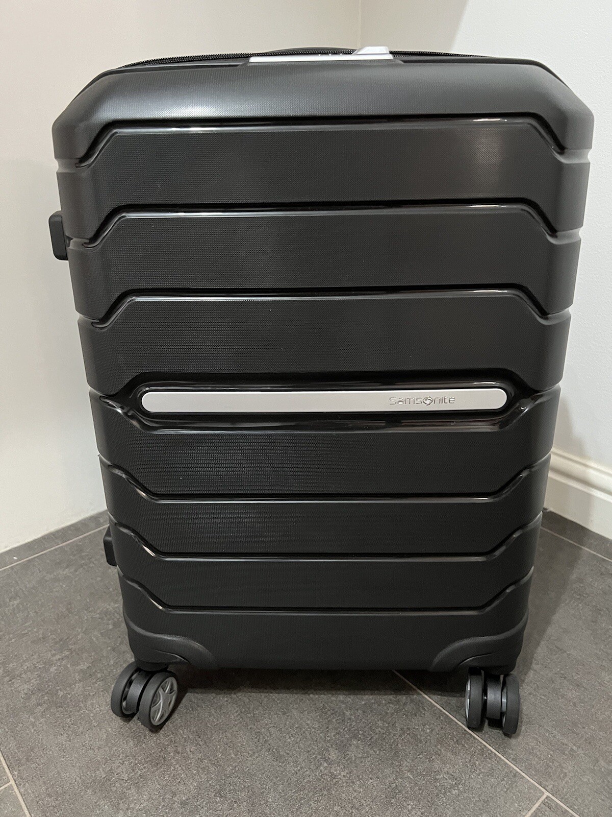 Maleta giratoria Samsonite Flux 55 cm, negra precio de venta sugerido por el fabricante 200 £ ExDisplay daños con cremallera
