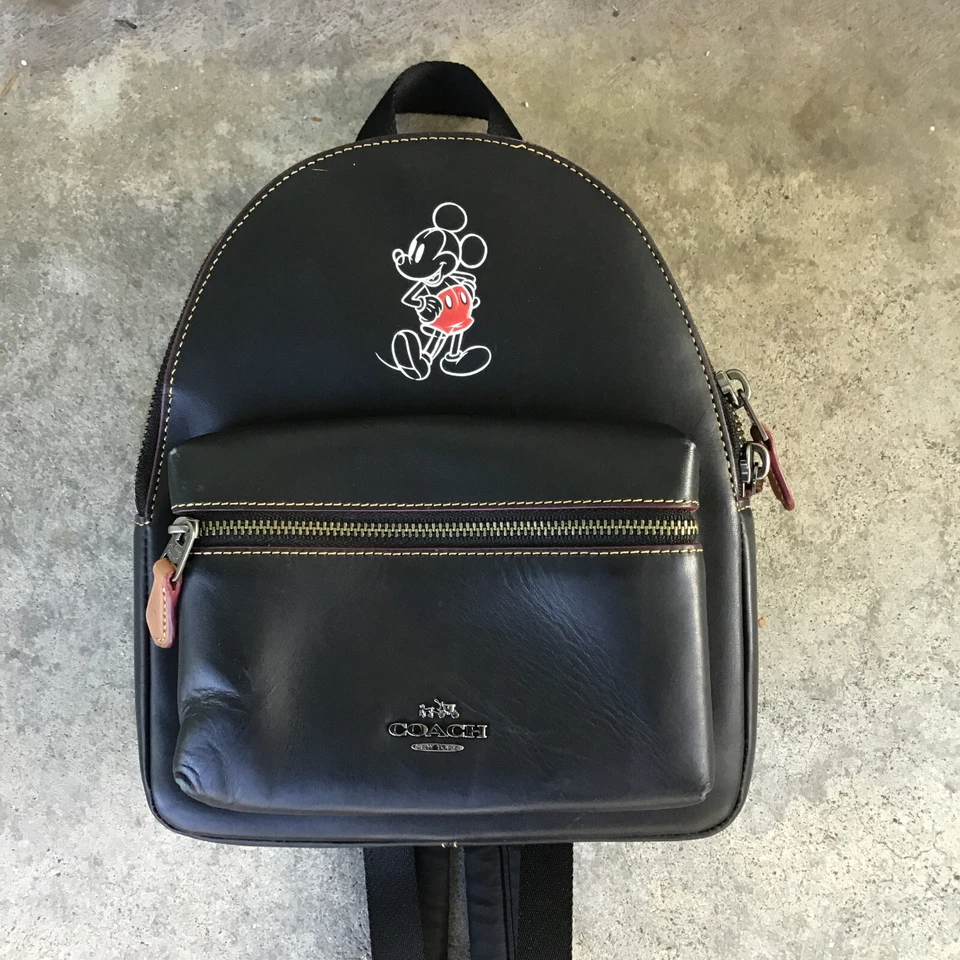 Mochila Charlie Coach X Mickey Mouse Mini Cuero Negra (F59837) Cremalleras Disney Foto 2 de 4