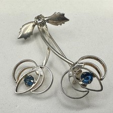 Vintage Silver tone Floral Brooch With Blue Rhinestones Or Sapphires Fashion
