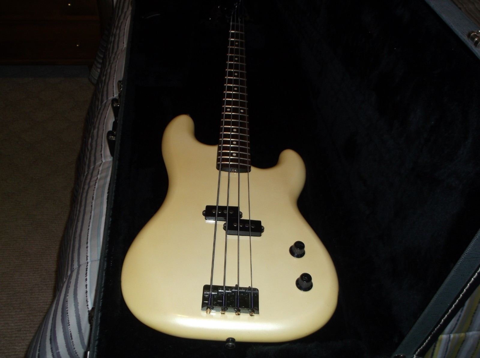 VINTAGE 1984 / 87 FENDER PRECISION BASS GUITAR JAPAN MADE THE BOXER SERIES W / CASE