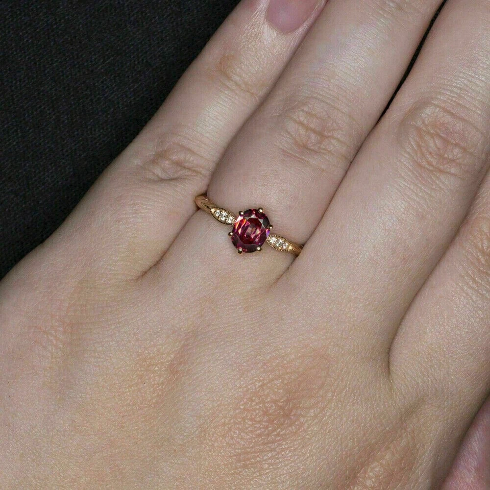 Anillo de compromiso para mujer granate rojo simulado corte ovalado de 2 quilates acabado oro amarillo de 14 k Foto 4 de 4