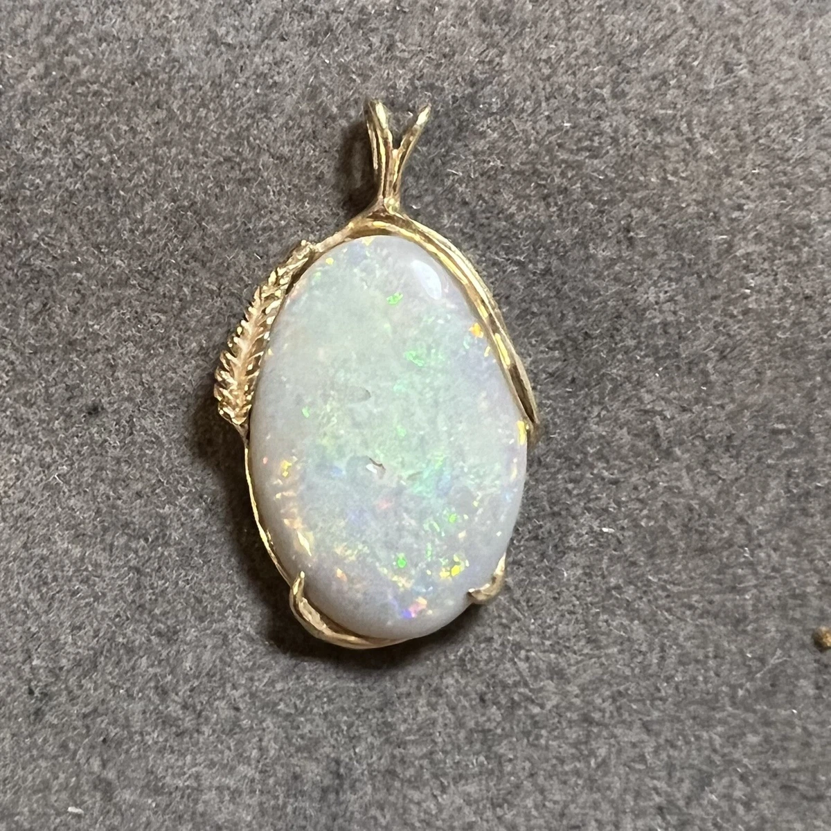 Opal pendant yellow gold online