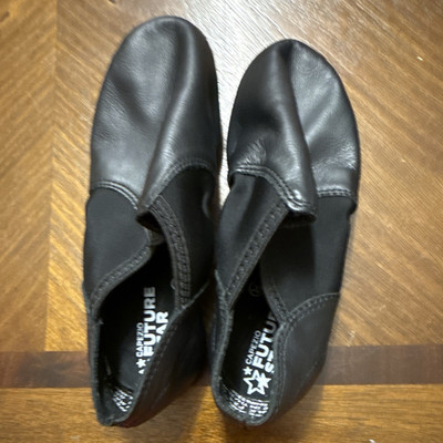 Capezio Future Star F22 girl s Black Slip-On Jazz Hip Hop Split-Sole Shoes 3.5m