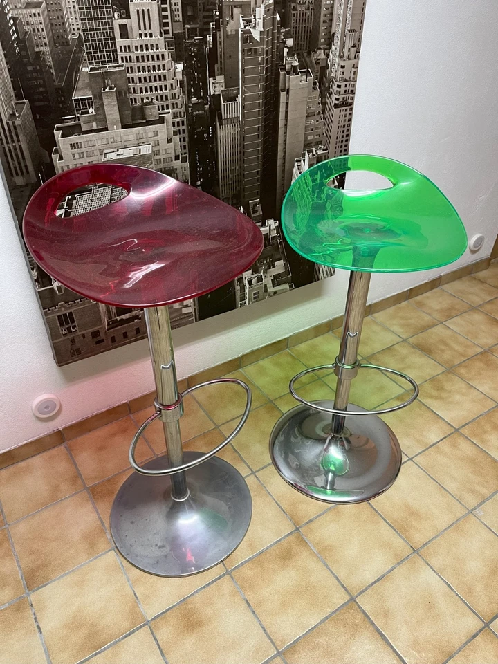 2 Barhocker – rot & grün, modern, höhenverstellbar, drehbar, mit Fußstütze