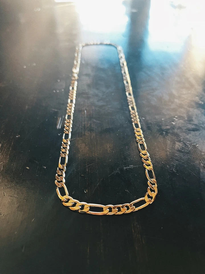 Collar triple enchapado de cadena Figaro estampada de oro de 14k para hombre de 24 pulgadas de 5 mm Foto 3 de 4