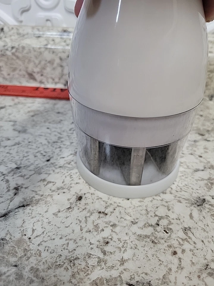 Picadora de alimentos manual blanca KitchenAid con mango de goma Appx 9" H x 4" W Foto 4 de 4