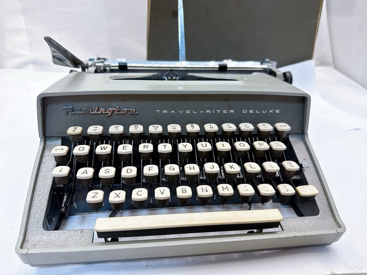 Remington Travel-Riter Deluxe Vintage Typewriter w/Case West