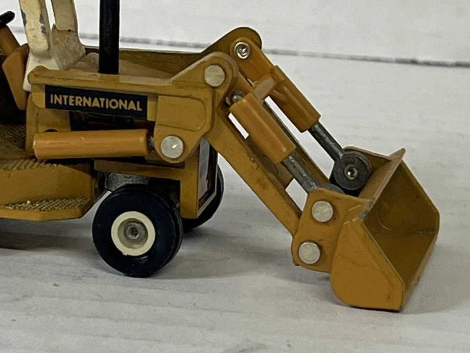 Ertl International Backhoe Loader #0042 Farm Tractor Diecast Metal Model 1:64 - Image 2 of 4