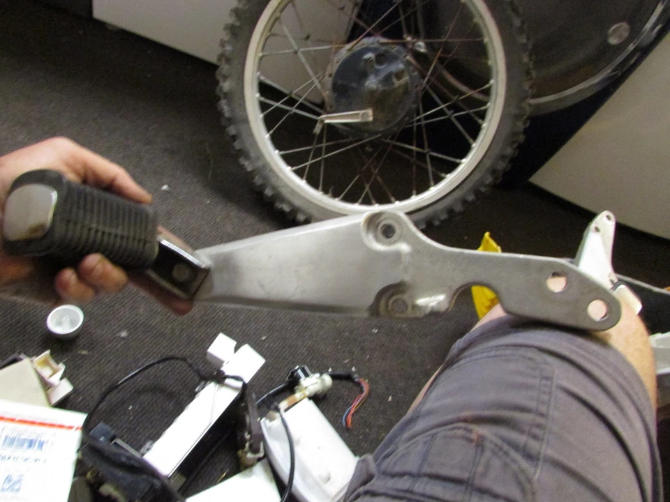 Soporte de montaje de clavija de pie de pasajero trasero derecho Suzuki GS850 1980 Foto 2 de 4