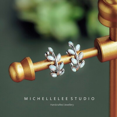 Zierlicher weißer Opal Ear Cuff, Blatt Ear Cuff ohne Piercing, Olivenzweig