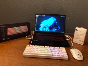 MSI Gaming Laptop RTX 4060, Intel i7, 144Hz, 16GB DDR4, Gaming Tastatur und Maus