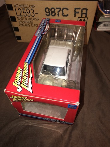 Johnny Lightning 1964 Ford Thunderbolt, 1:24 Scale, White, White Lightning CHASE - Picture 3 of 8