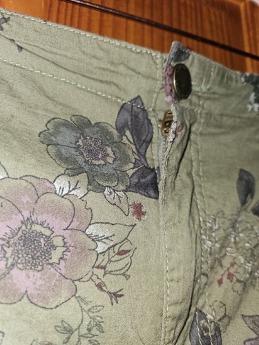 Pantalones Democracy Mujer 2 Verde Floral Carga Capri Enrollables Talla 16 Flexcellent - Imagen 5 de 11