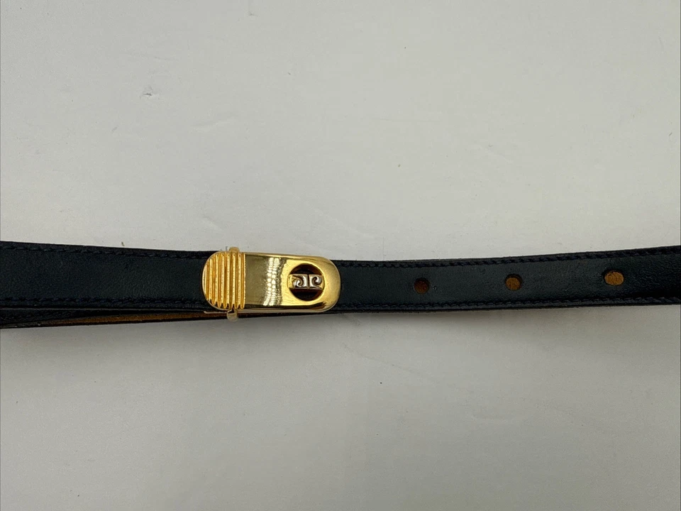 Винтажный узкий кожаный ремень черный с золотым логотипом и пряжкой талия 27–30 дюймов - Изображение 2 из 4