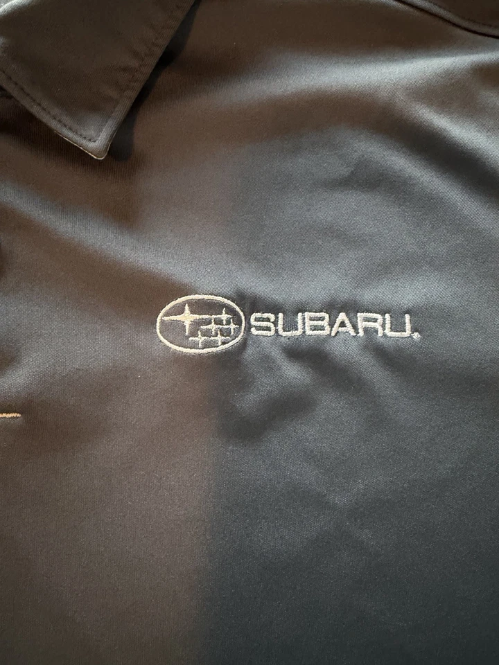 Polo para hombre Subaru concesionario marca Oakley talla XL gris con detalles en gris claro Foto 2 de 4