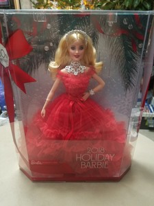 2018 blonde holiday barbie