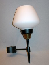 Applique vintage en métal noirci, laiton et tulipe blanche vers 1950